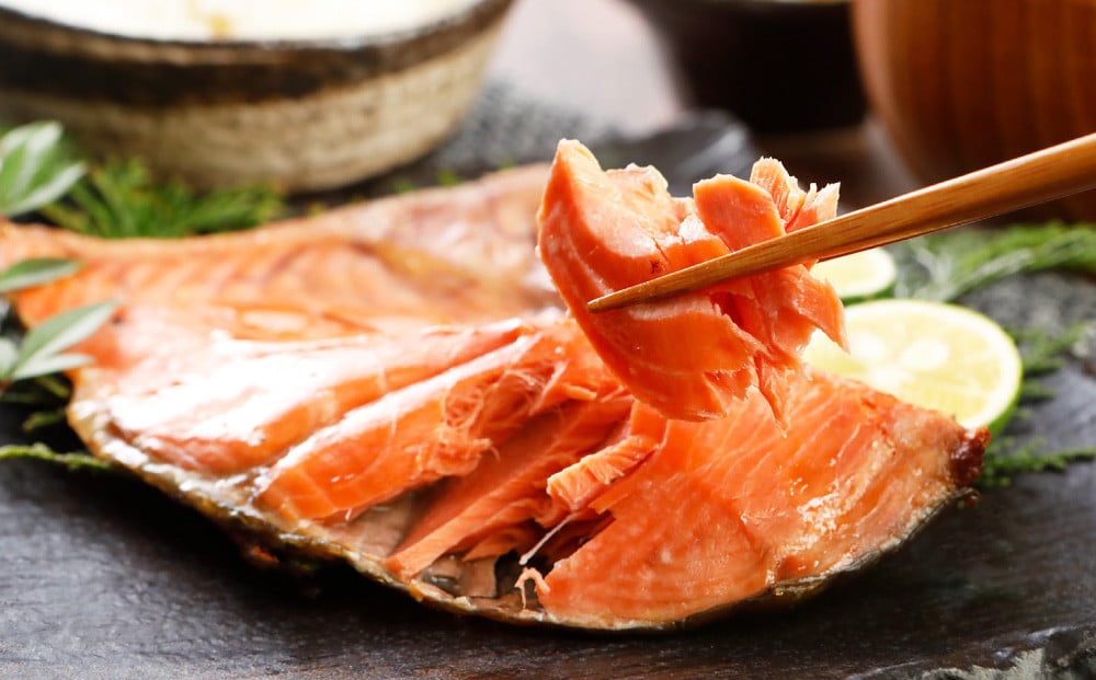 プレミアム 天然 紅鮭 厚切り カマ 切り身 4切れ 甘塩 合計約520g 鮭 しゃけ 切身 お取り寄せ シャケ かま 魚 魚介類 食品 食べ物 小分け 冷凍 保存 小樽市 北海道 返礼品 お取り寄せ 送料無料