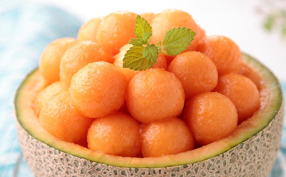 【26年発送先行予約】香り豊かな 北海道レッドメロン 2.0kg×2玉(2026年7月下旬から発送開始予定) 【 果物 くだもの フルーツ メロン 赤肉 赤肉メロン 旬 お取り寄せ 甘い 北海道産 旭川市 北海道 】_04541