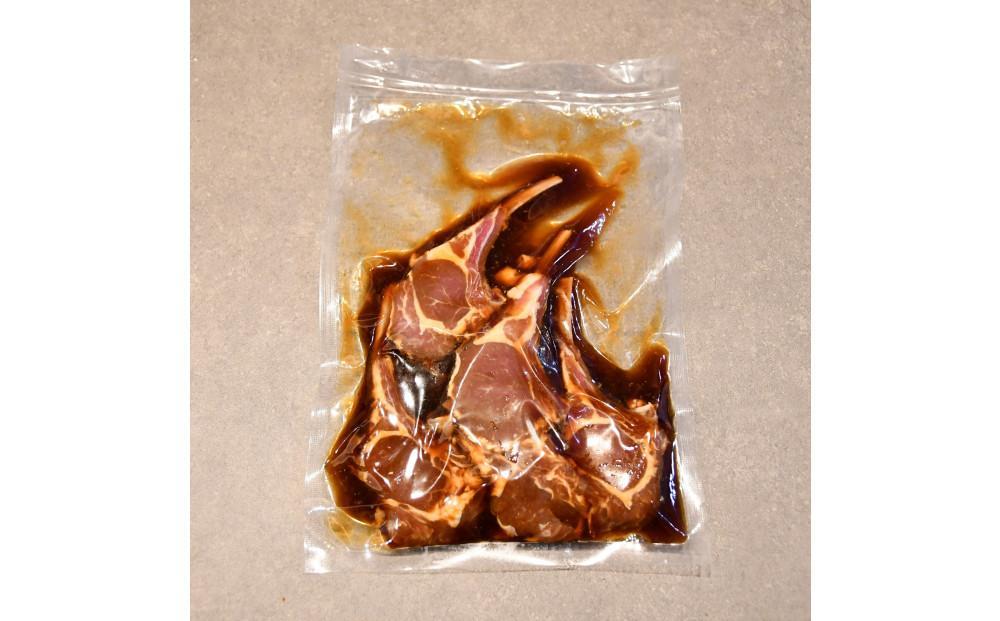 【2026年2月から発送開始】【400g】ラムチョップ味付き骨付ラム肉ジンギスカン（秘伝タレ込み）本数指定不可 【ラム ラム肉 ラムチョップ 骨付き 骨付き肉 北海道 ジンギスカン 仔羊 羊肉 肉 お肉 味付き 焼肉 バーベキュー BBQ 冷凍 北海道産 旭川市 】_04831