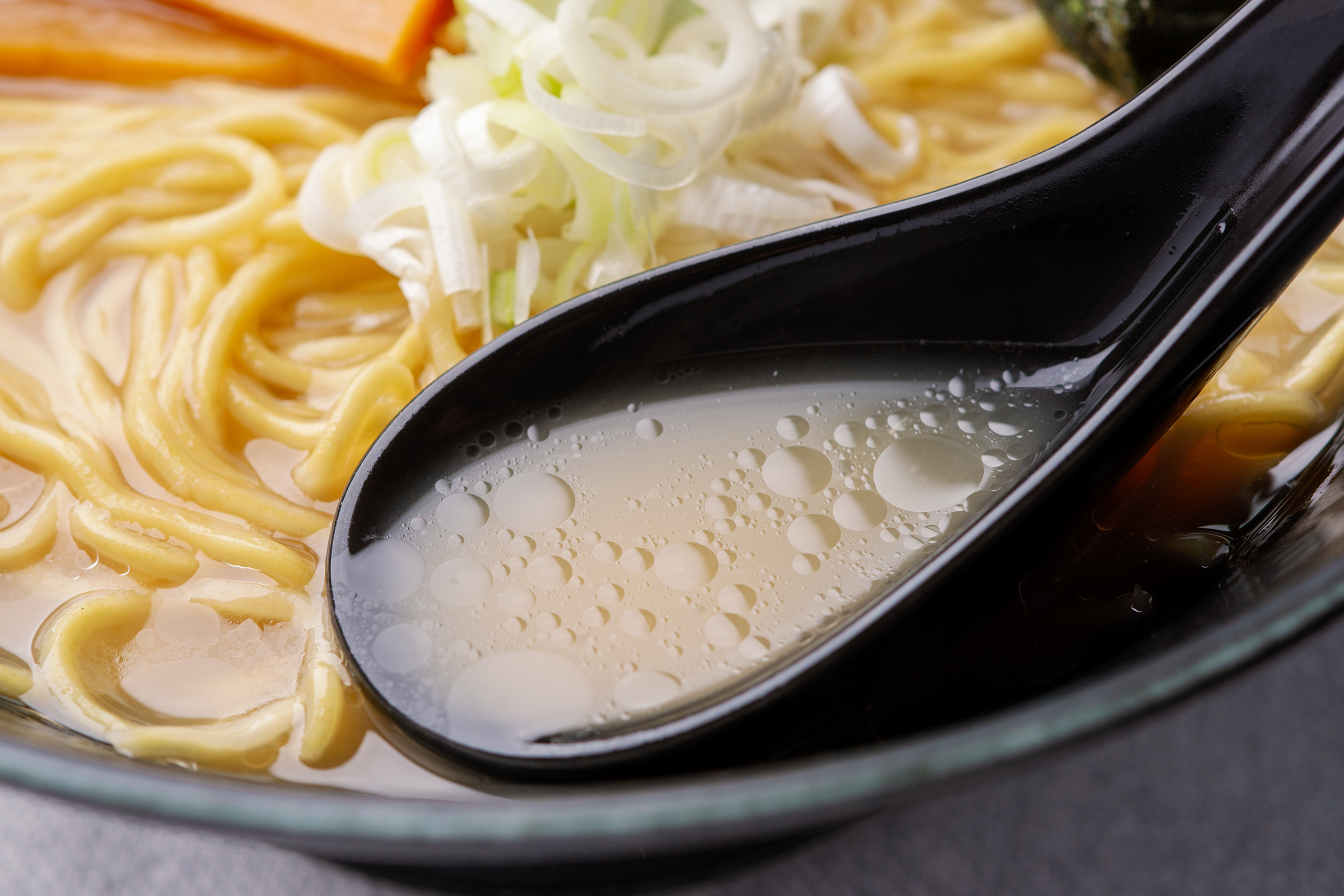 北海道鶏塩ラーメン・花咲がにラーメンの2種の塩ラーメンセット MROV013