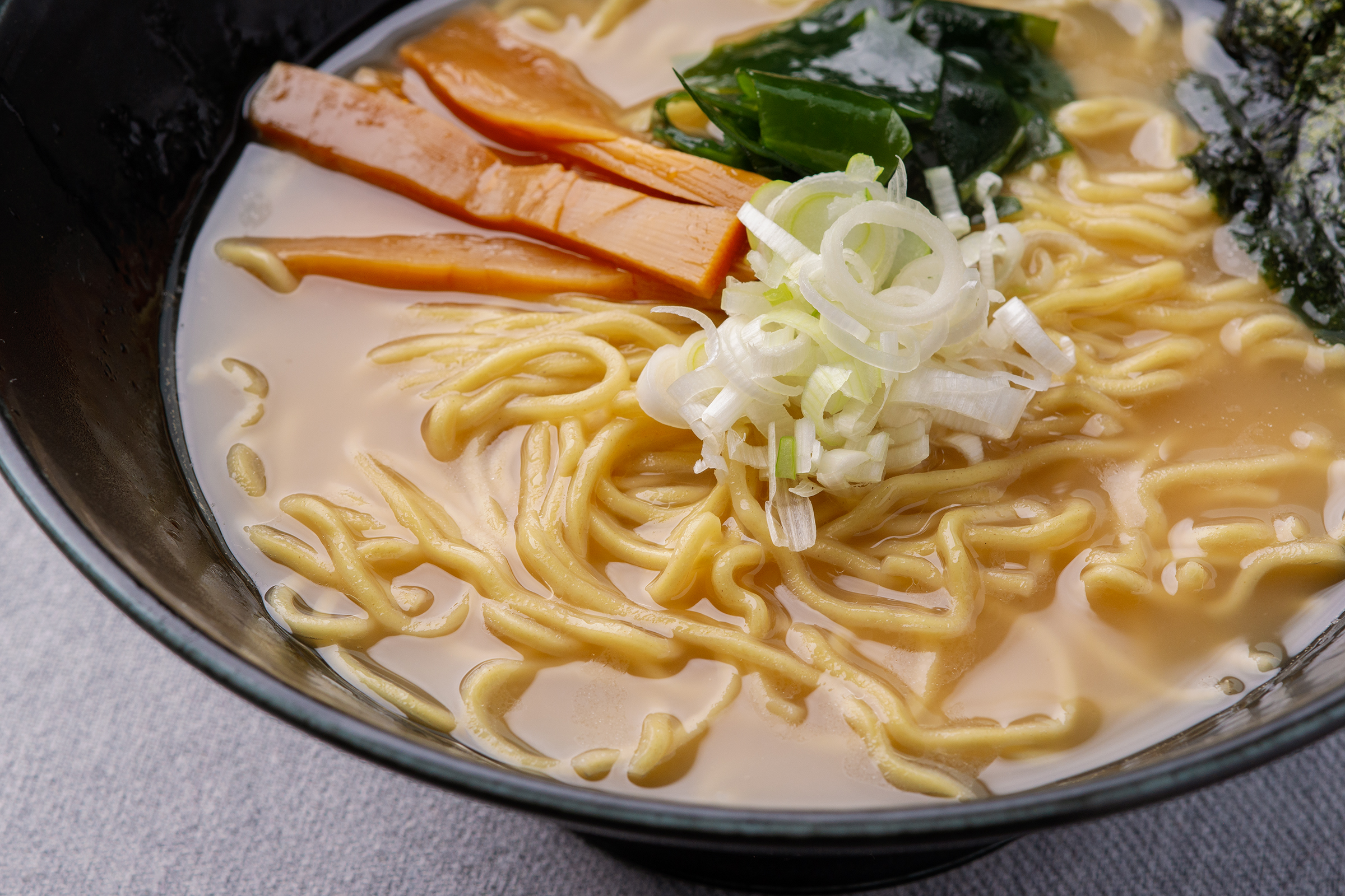 北海道鶏塩ラーメン・花咲がにラーメンの2種の塩ラーメンセット MROV013