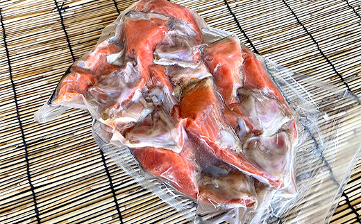 天然・紅鮭切身甘口かま1.0kg サケ さけ ご飯のお供 北海道 海産物 魚 お弁当 おかず カマ 朝食 F4F-2261