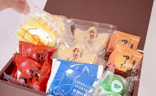 【期間限定！寄附額改定↓！】釧路を代表する銘菓 松屋の和菓子＆クランツの洋菓子詰合せ 霧の街セット12個入り 菓子 スイーツ ケーキ クッキー ロールケーキ ブラウニー セット 詰め合わせ あいちょう あいちょう釧路 老舗 ご当地 ローカル スーパー 釧路 釧路市 人気 おいしい 美味しい うまい 道東 北海道 特選 F4F-8519