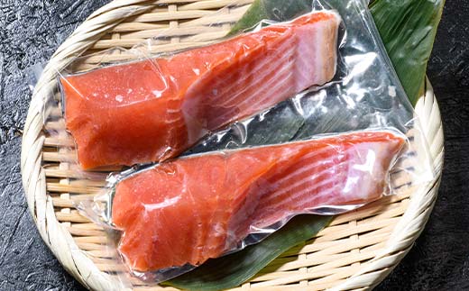 【期間限定！寄附額改定↓！】3ヶ月定期便 甘塩紅鮭 真空パック 小分け 冷凍 2切×5袋 計10切 紅鮭 さけ サケ シャケ 鮭 塩 おかず お弁当 厚切り 切り身 魚 定期便 3回 ふるさと 北海道 釧路市 F4F-8874