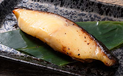 【期間限定！寄附額改定↓！】★3ヶ月定期便 銀だら西京漬け★ 真空パック 小分け 2切れ×4袋 西京漬け おかず 銀ダラ 海鮮 銀だら 銀鱈 ギンダラ ぎんだら 魚貝類 漬魚 西京焼き 定期便 3回 便利 時短 タイパ 北海道 釧路市 F4F-8876