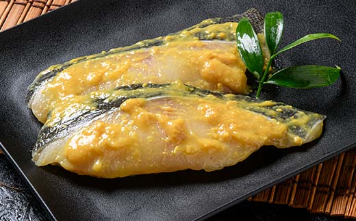 【期間限定！寄附額改定↓！】★3ヶ月定期便 銀だら西京漬け★ 真空パック 小分け 2切れ×4袋 西京漬け おかず 銀ダラ 海鮮 銀だら 銀鱈 ギンダラ ぎんだら 魚貝類 漬魚 西京焼き 定期便 3回 便利 時短 タイパ 北海道 釧路市 F4F-8876