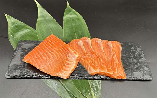 トラウトサーモン（くしろ茜サーモン） 500g サーモン 鮭 生食 刺身 海鮮 北海道 釧路市 F5F-0109