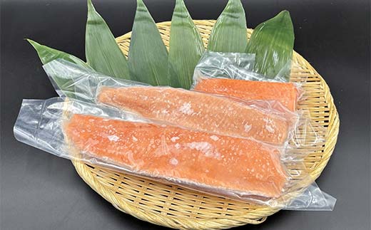 トラウトサーモン（くしろ茜サーモン） 500g サーモン 鮭 生食 刺身 海鮮 北海道 釧路市 F5F-0109