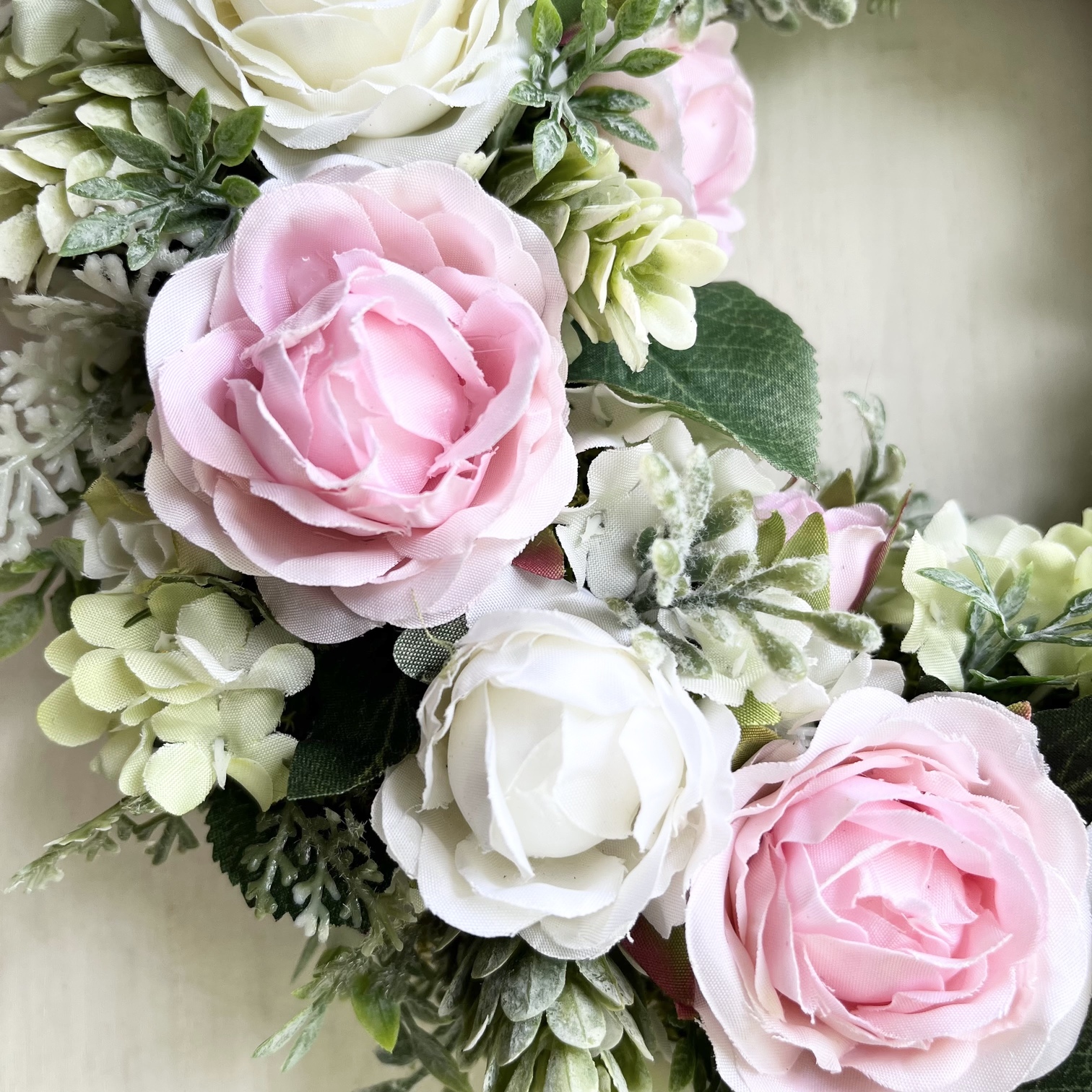 【ギフト用】美流渡の森 アーティフィシャルフラワー・リース（バラ、白・ピンク）【12221】