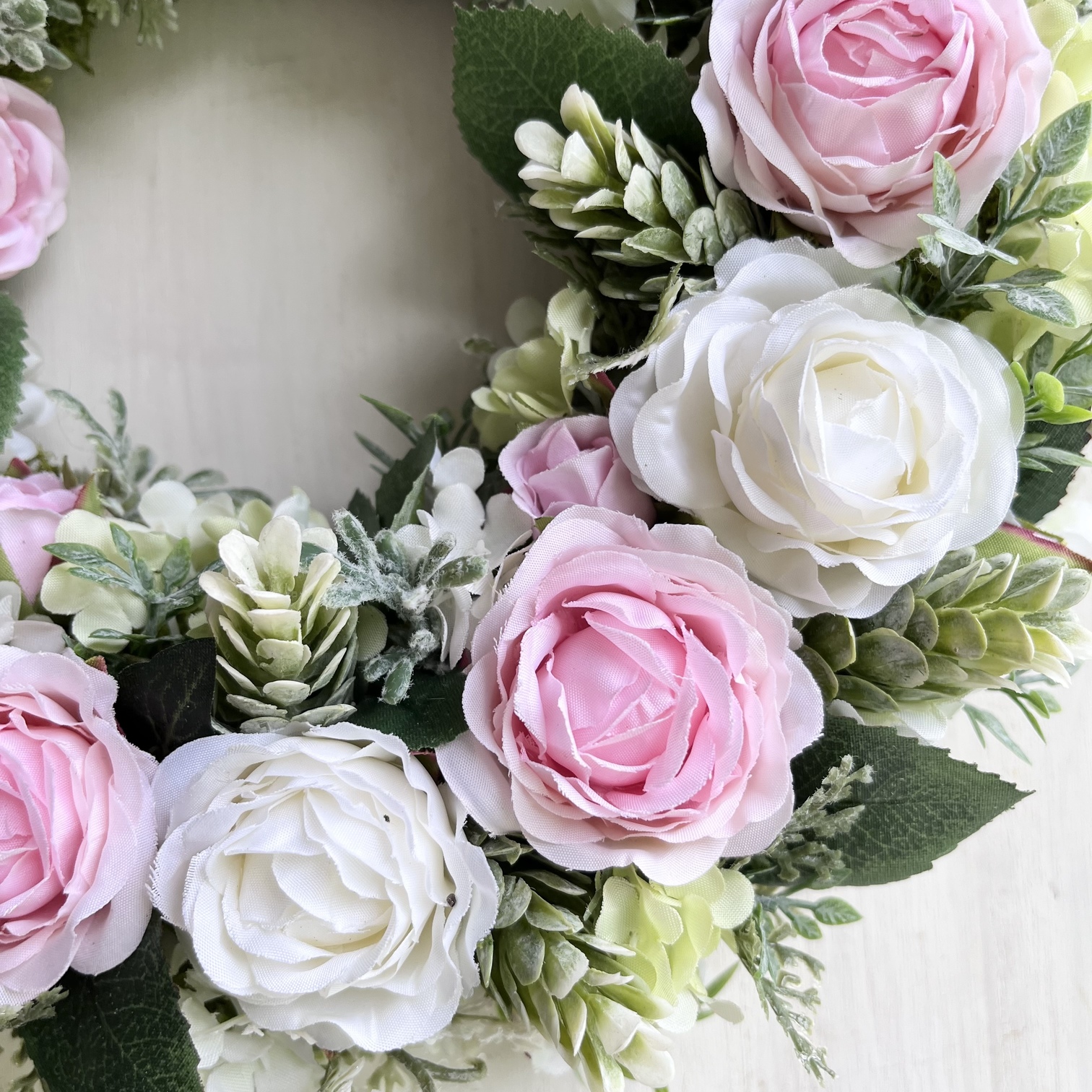 【ギフト用】美流渡の森 アーティフィシャルフラワー・リース（バラ、白・ピンク）【12221】