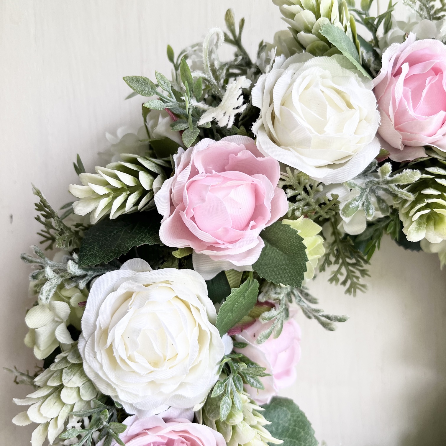 【ギフト用】美流渡の森 アーティフィシャルフラワー・リース（バラ、白・ピンク）【12221】