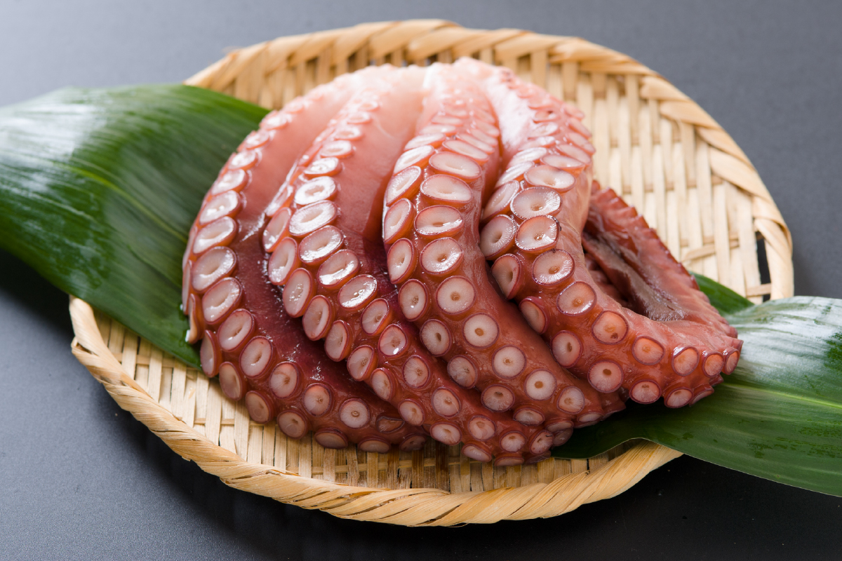 留萌産　冷凍煮たこ　1kg〜1.2kg 留萌産 タコ 蛸  国産 蛸足 たこ足 タコ足 たこあし ボイル 惣菜 おかず つまみ おつまみ ご飯のお供 海鮮 海産物 海の幸 魚介 魚介類 お刺身 刺身 刺し身 天ぷら 留萌 R006-005