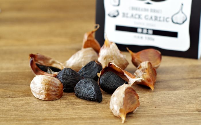 ふぞろいの越冬熟成黒にんにく Mサイズ片 100g | にんにく 野菜 黒にんにく ニンニク 北海道 | 株式会社弥生時代 [BOBG009]