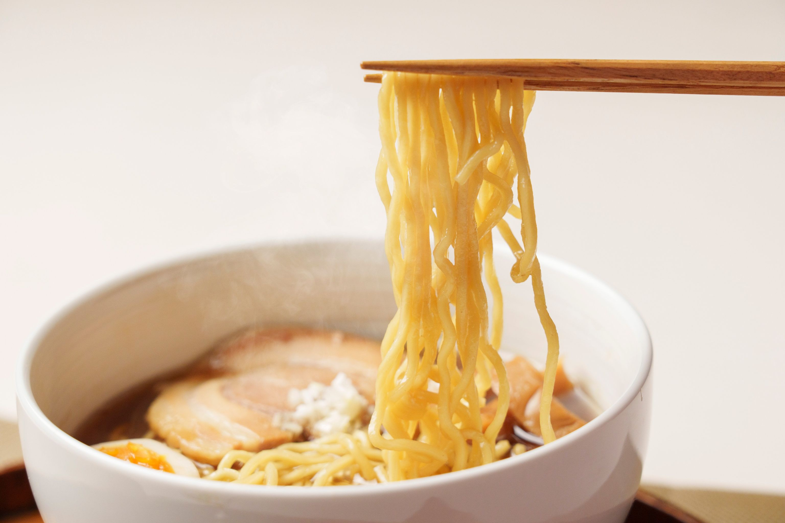 【A6002】北海道士別市たよろ産「春よ恋」100％生ラーメン (6食) 拉麺 麺 小麦麺 生麺 醤油ラーメン 醤油味 冷凍 【合同会社人考研】