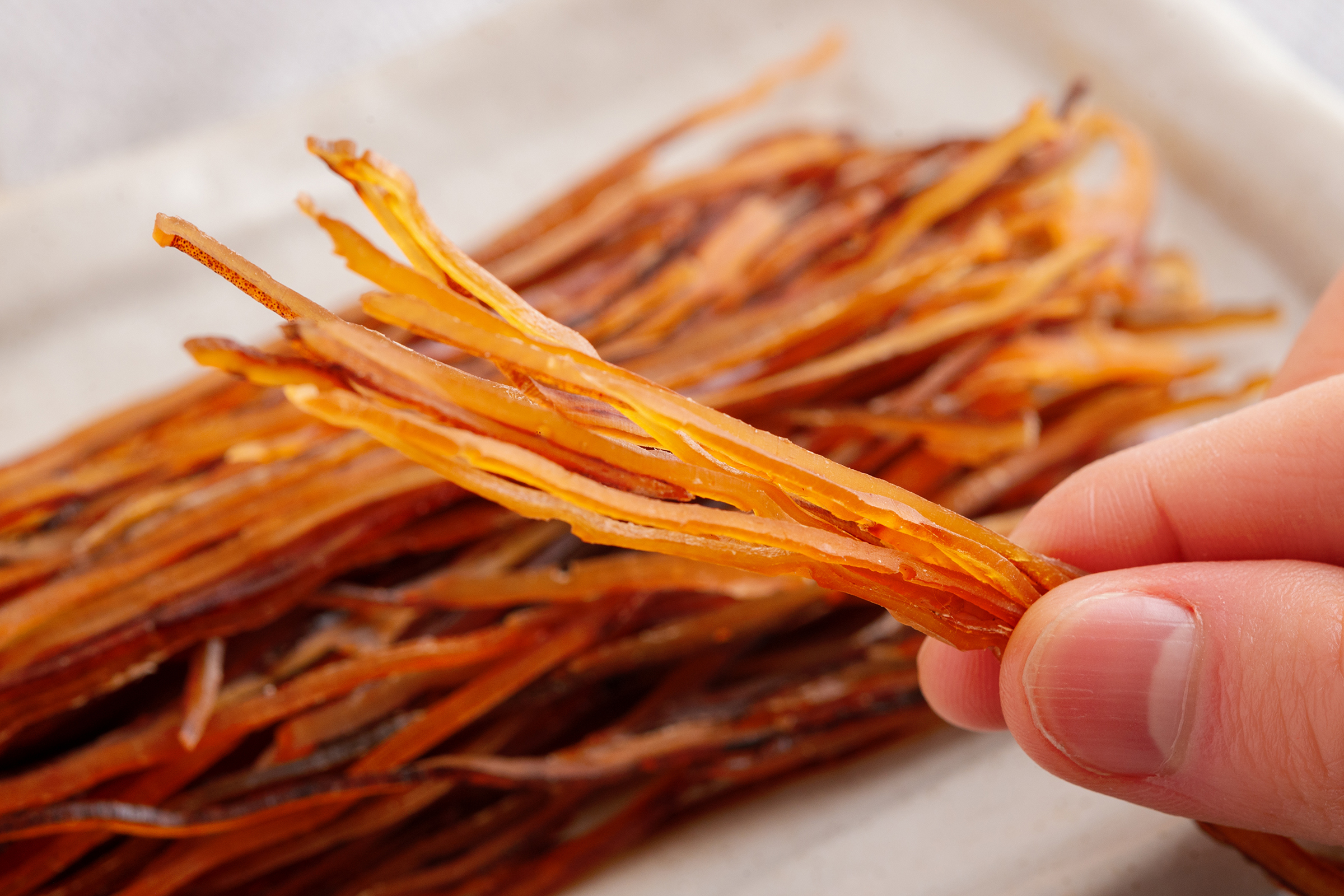 【定期便全３回】するめ千本　３００ｇ【寄附翌月から発送 ２カ月毎にお届け】計９００ｇ　定番おつまみ　するめそうめん HOKAG024