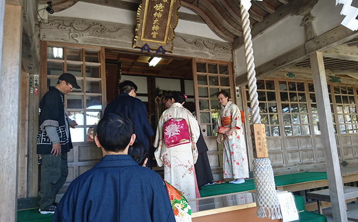 「2泊3日連泊・姥神大神宮正式参拝プラン」江差旅庭 群来（くき）《ペア宿泊券》タクシー送迎つき　北海道最古級の神社での特別な体験　祓い清め　玉串奉奠　祝詞奏上　お守り授与　源泉かけ流し天然温泉宿　個室温泉付き客室　直営農場の平飼い卵・サフォーク羊・野菜山菜　船買いの新鮮魚介　温泉熱を利用した暖房給湯　食と環境にこだわった7部屋限定の癒しの宿