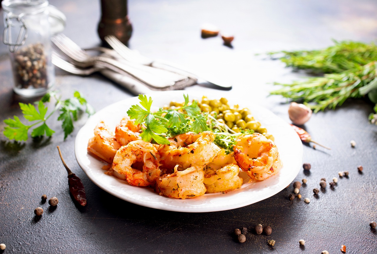 【北海道加工】大粒冷凍むきえび　1.2㎏（ブラックタイガー使用、無添加・無保水・下処理済み）　冷凍えび　冷凍食品　エビ　海老　ブラックタイガー　えび　大粒えび　人気