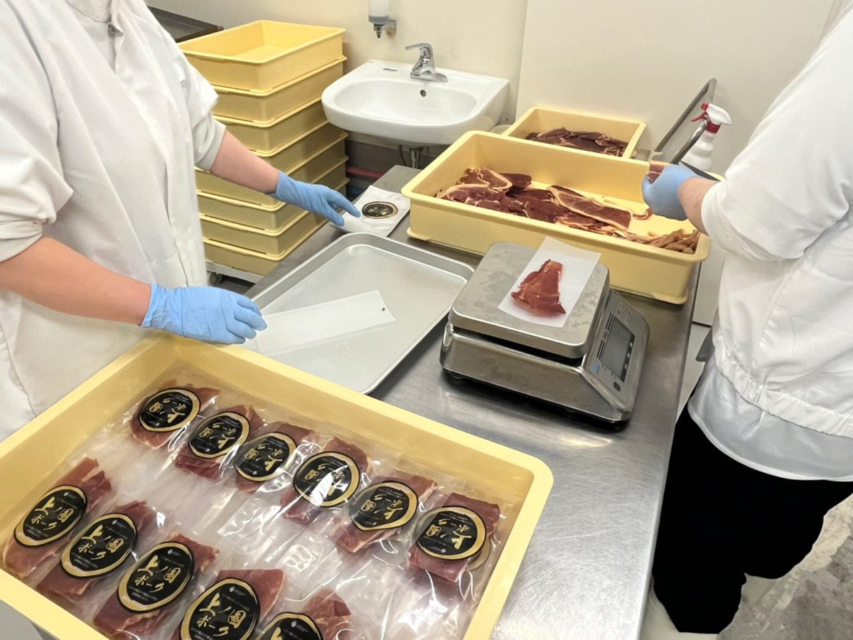 上ノ国ポークジャーキー（30g×4パック）　豚肉　ぶたにく　豚ジャーキー　BBQ　キャンプ　アウトドア　人気　美味しい　北海道産