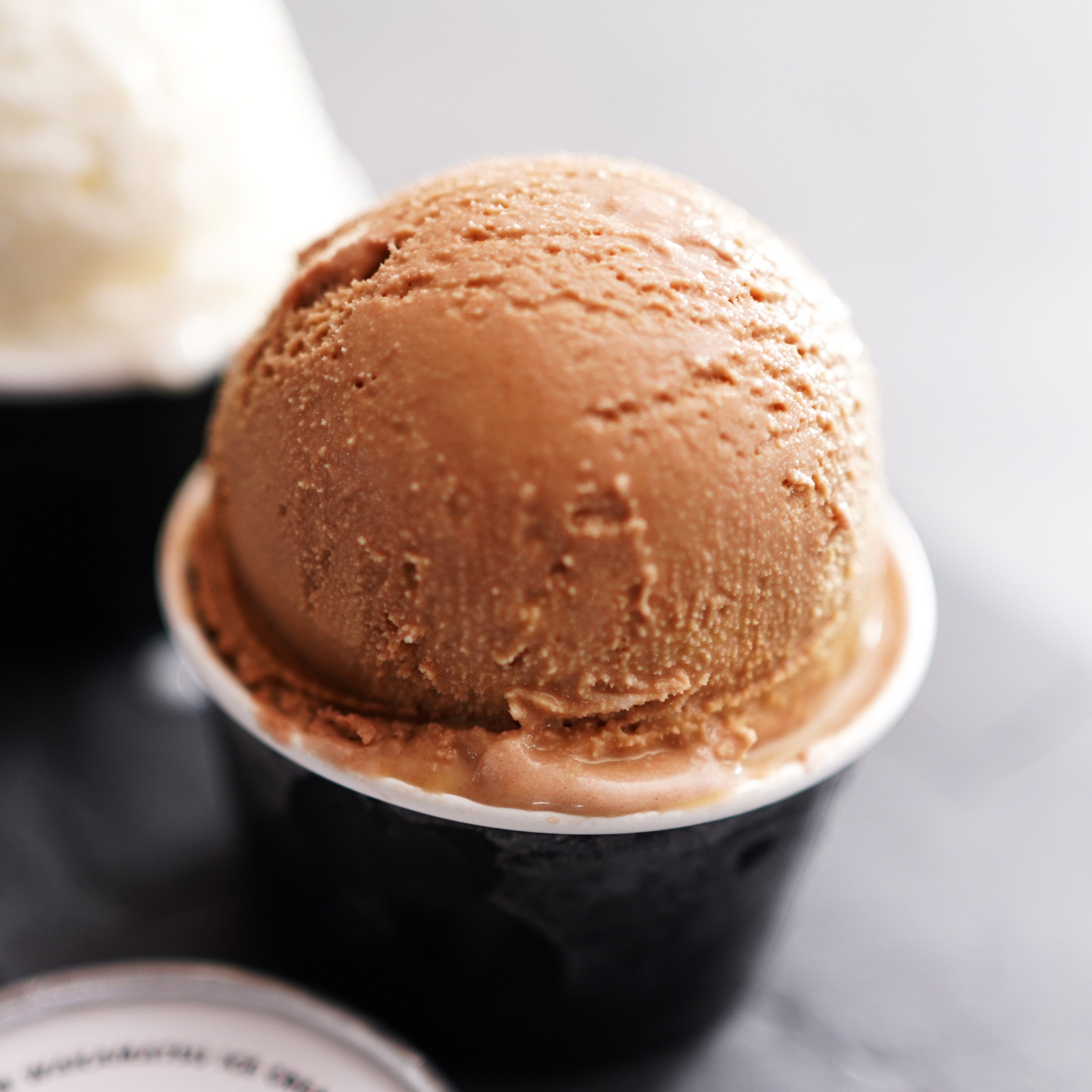 【北海道産搾りたて生乳使用】牧場の山カフェ アイスクリーム12個セット 真っ白な牧場アイス 思い出のチョコレート いちご デザート スイーツ せたな町 ふるさと納税