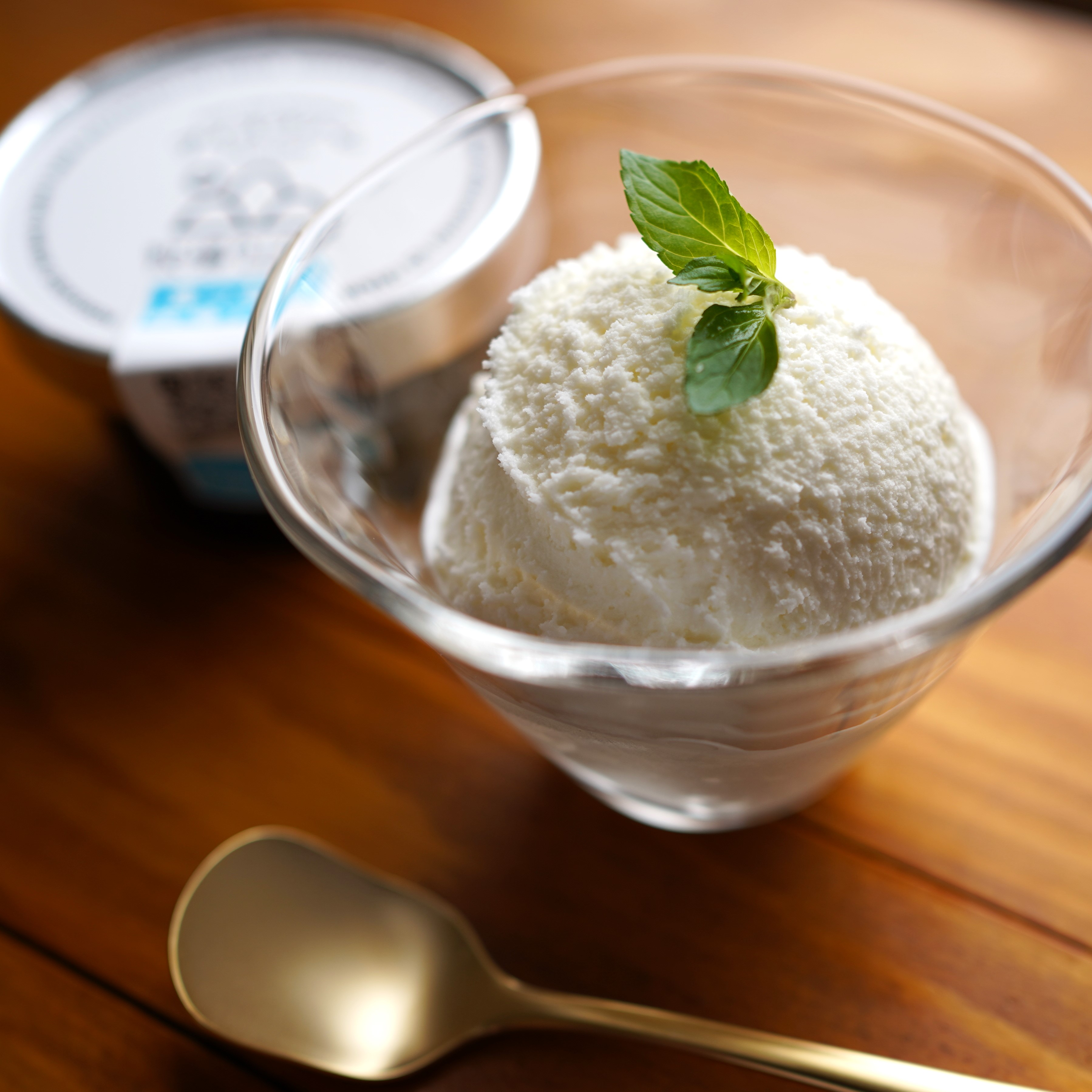 【北海道産搾りたて生乳使用】牧場の山カフェ アイスクリーム12個セット 真っ白な牧場アイス 思い出のチョコレート いちご デザート スイーツ せたな町 ふるさと納税