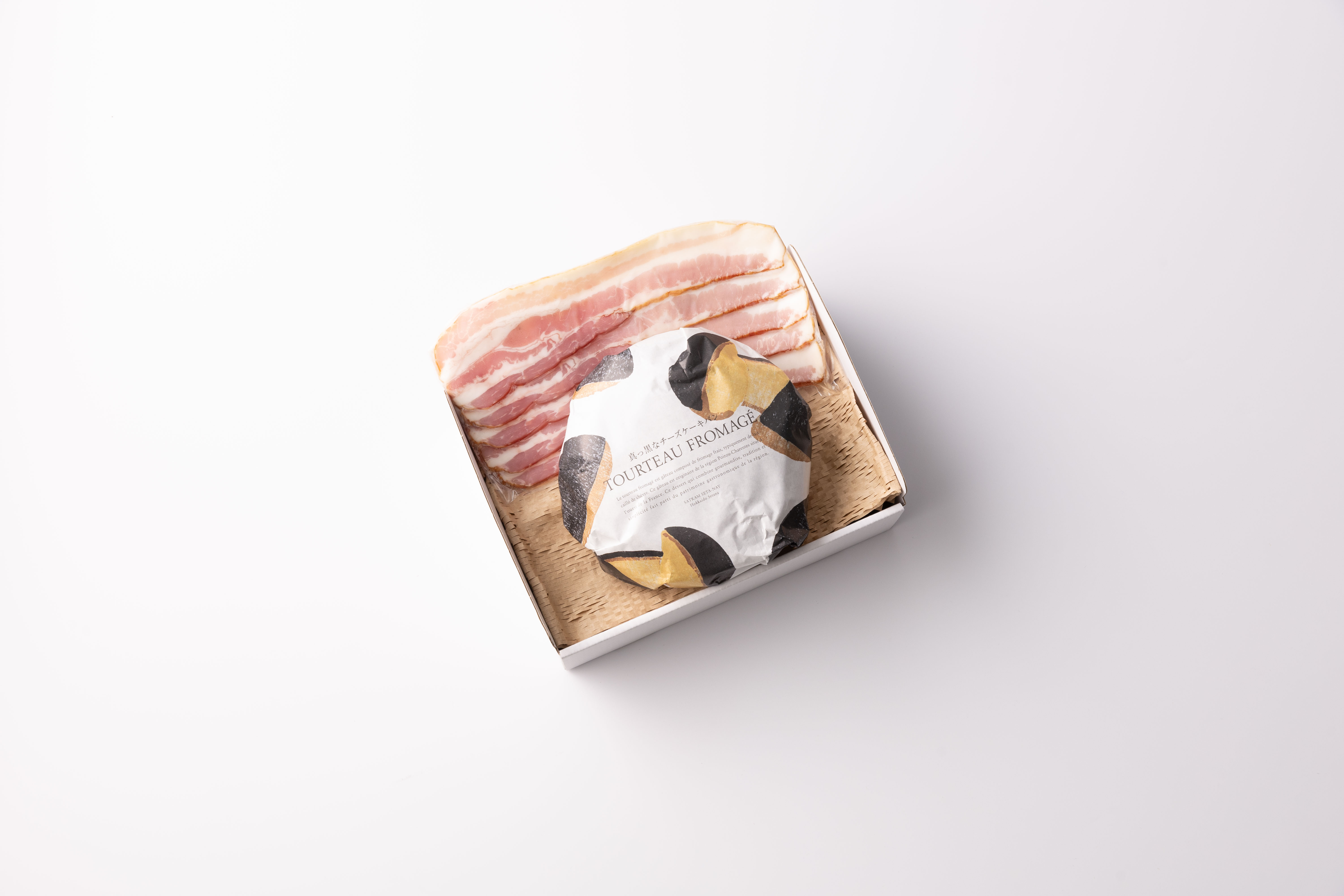 【優雅な朝食セット】真っ黒なチーズケーキパンとベーコンスライスセット チーズケーキ パン デザート スイーツ クリームチーズ おつまみ お取り寄せ ギフト 豚肉 北海道 せたな町 ふるさと納税