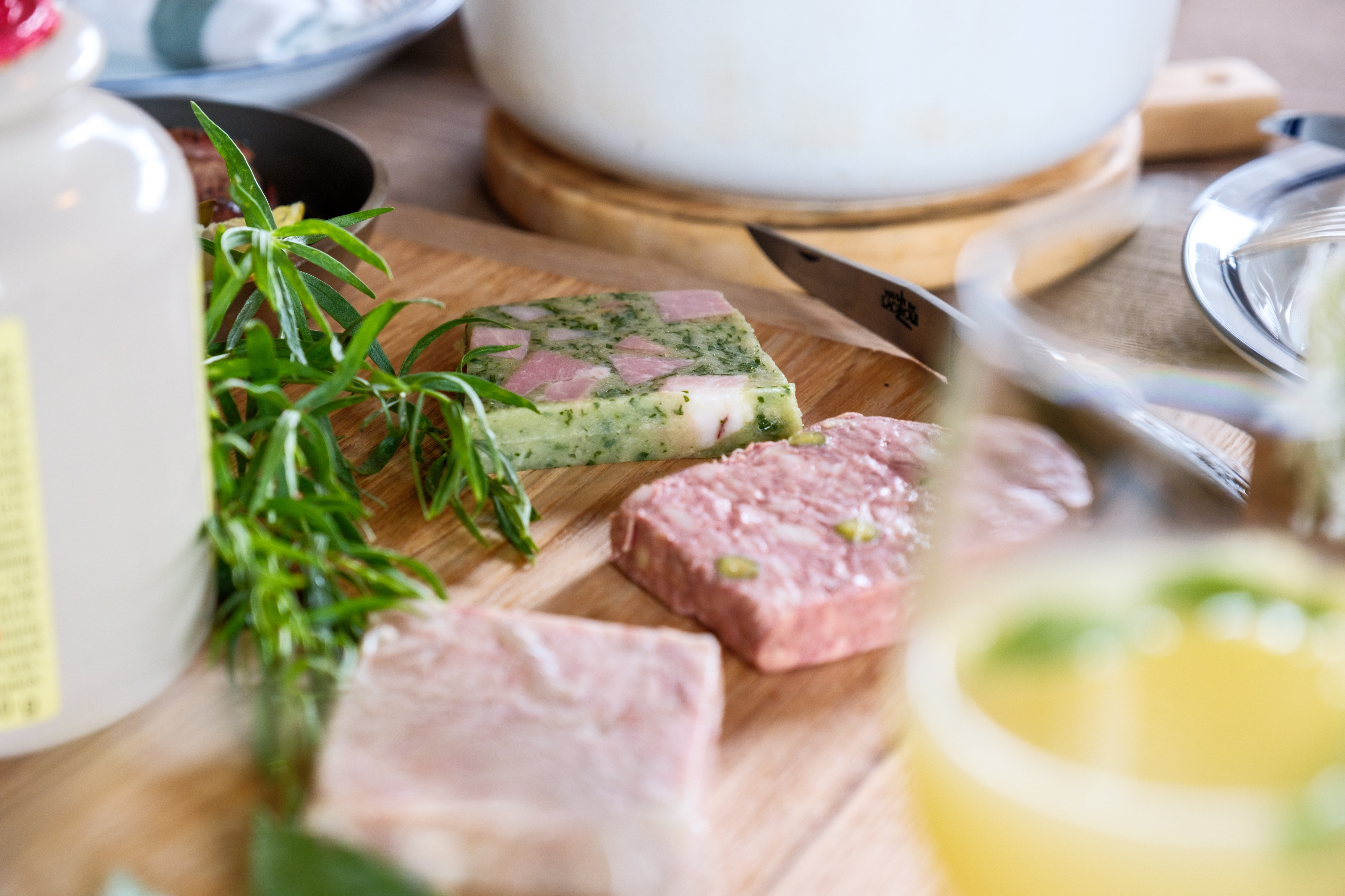 【レストランの味セット】シャルキュトリー (食肉加工品) 4品セット 豚肉 豚レバー ベーコン ハム ソーセージ 燻製 おつまみ 盛り合わせ お取り寄せ ギフト 北海道 せたな町 ふるさと納税