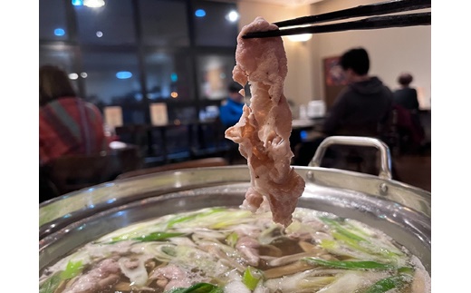 北海道真狩村産ハーブ豚　【厚切り約1kg】【05108】