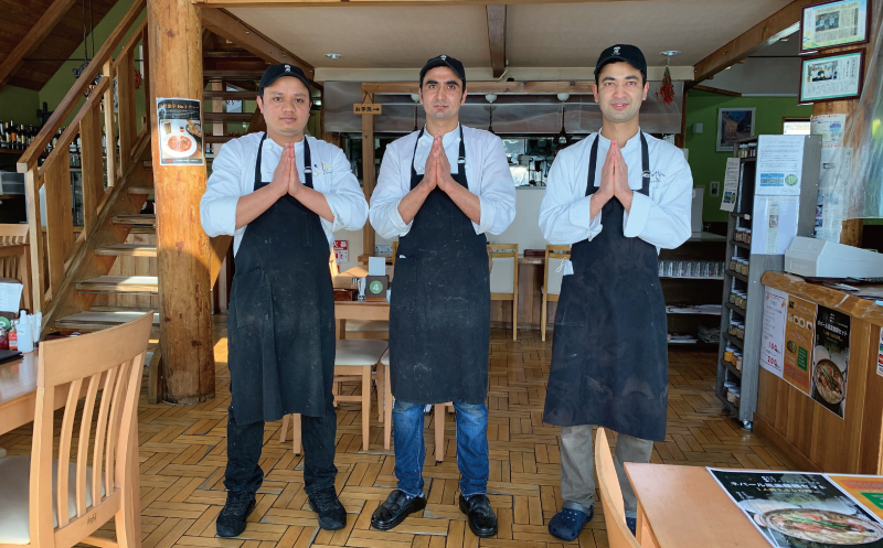 北海道産ポークカレーとプレーンナンセット