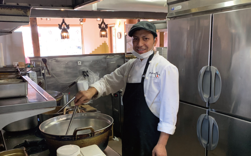 レストラン「earth」の本格カレー三種食べ比べセット（ポーク・チキン・ホタテ）