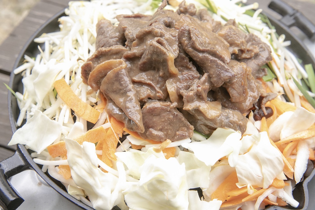 A084エゾシカ 鹿肉 ジンギスカン３種セット （しょうゆ みそ トマト たれ 味 ） 各500g （ 鹿肉300g タレ200g ） 北海道 鷹栖町 高たんぱく 低脂肪 山恵 鹿肉 ジビエ ジンギスカン