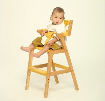 子どものための家具「rabi kids chair」（クレナイ＆ベビーベルト付き）