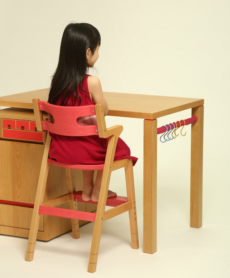 子どものための家具「rabi kids chair」（サクラ＆ベビーベルトなし）