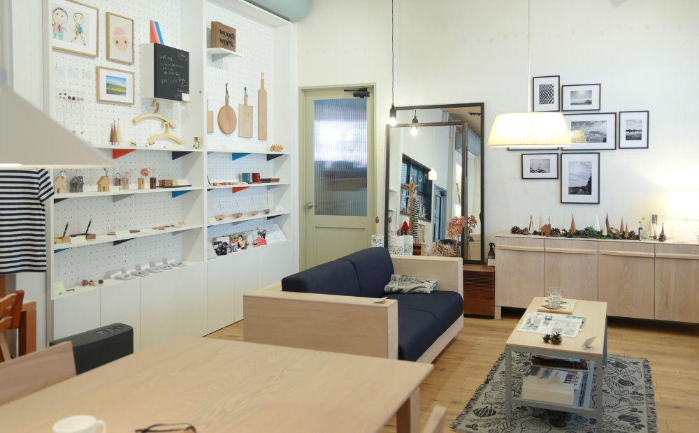 SORIDOME chair　樹種：ウォールナット　カラー：黒