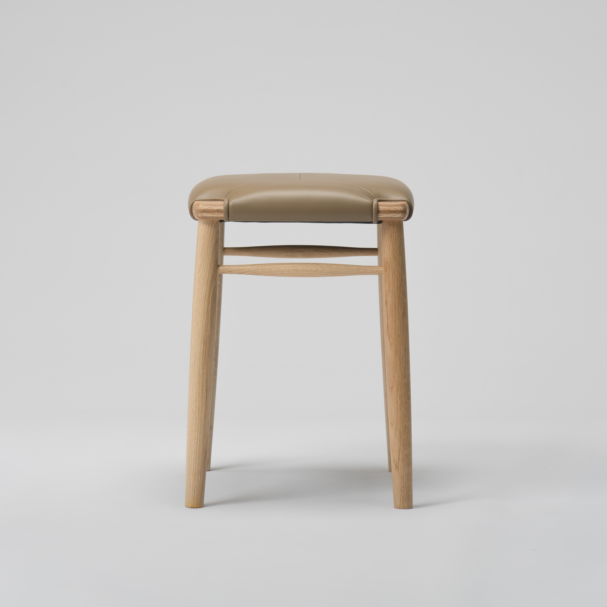 【木と暮らしの工房】 H.O.スツール　4-leg　＜樹種：ナラ／座面：本革（ブラウン）＞