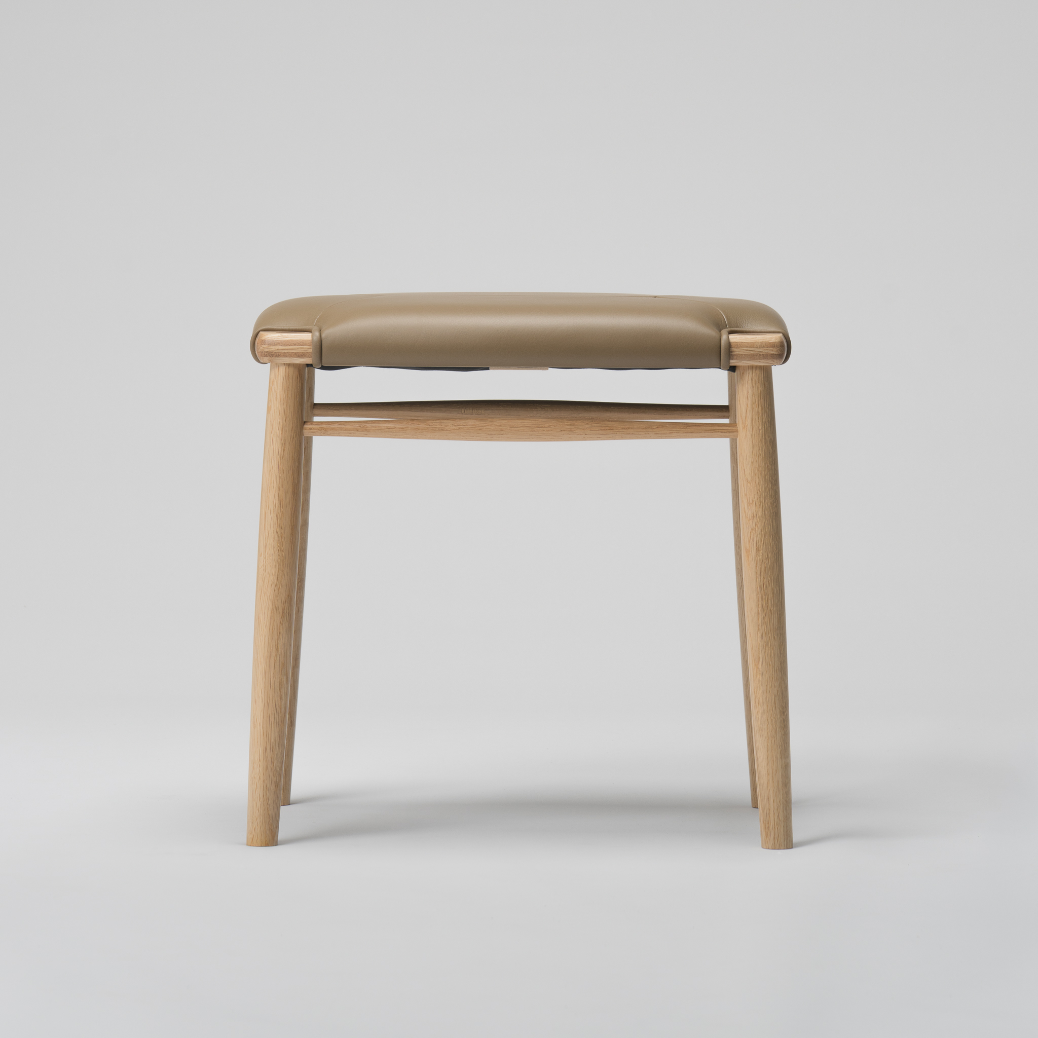 【木と暮らしの工房】 H.O.スツール　4-leg　＜樹種：ナラ／座面：本革（ブラウン）＞