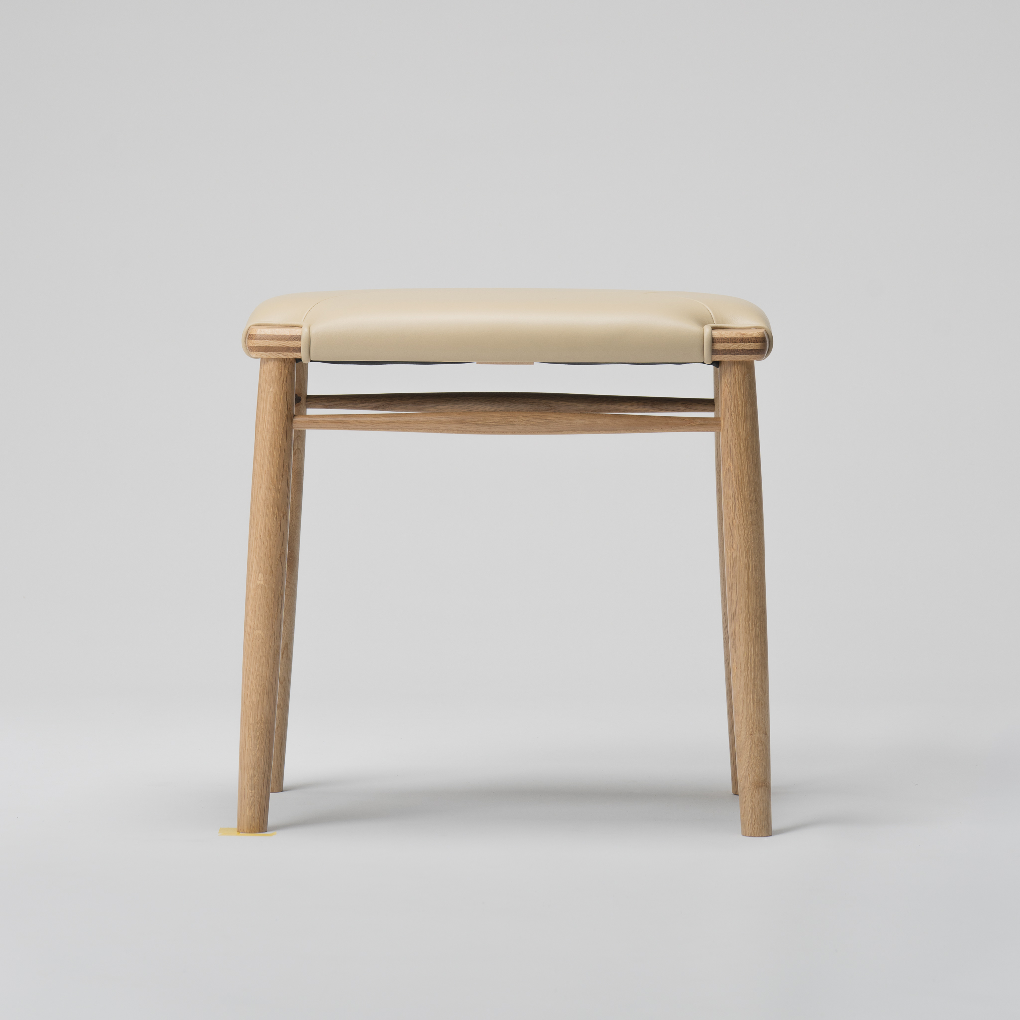  【木と暮らしの工房】 H.O.スツール　4-leg　＜樹種：ナラ／座面：本革（ベージュ）＞