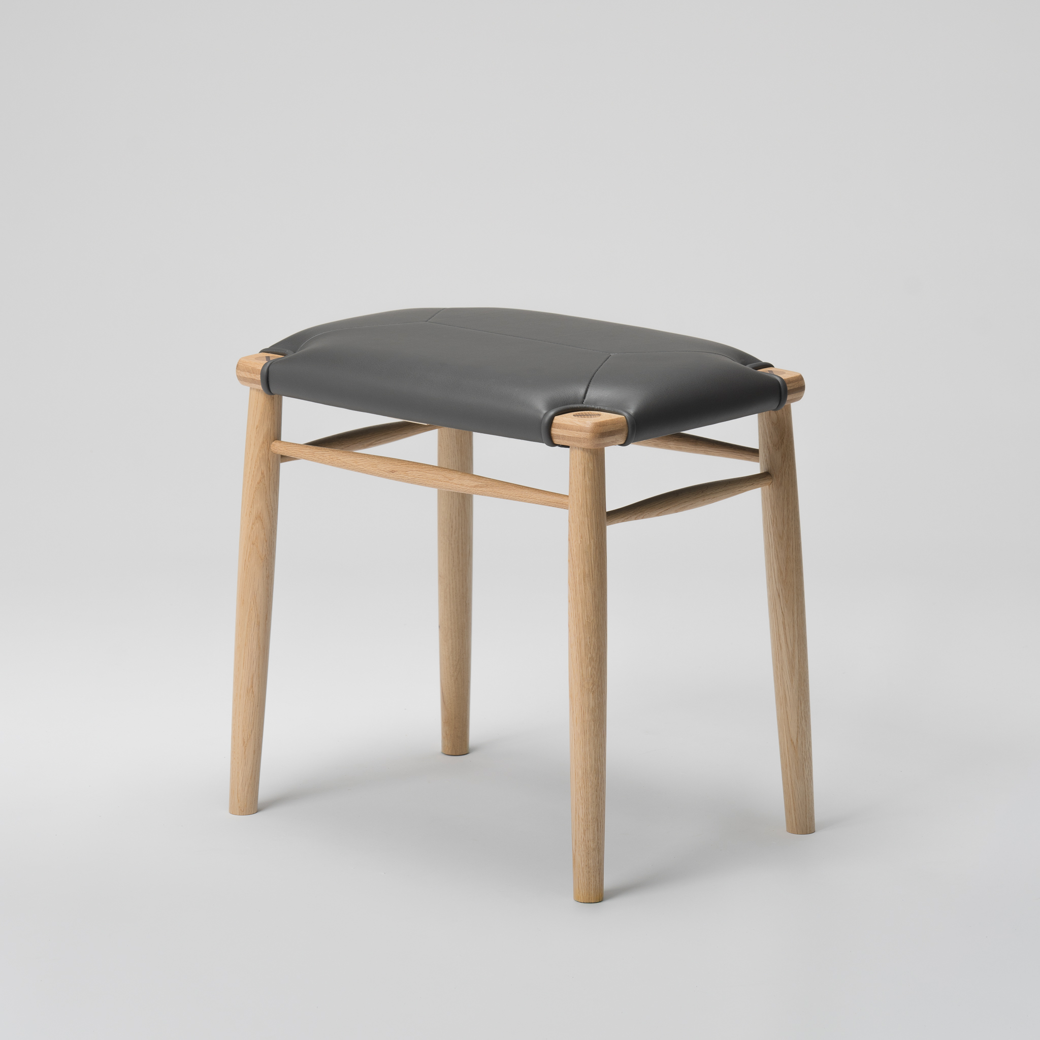 【木と暮らしの工房】 H.O.スツール　4-leg　＜樹種：ナラ／座面：本革（ダークグレー）＞
