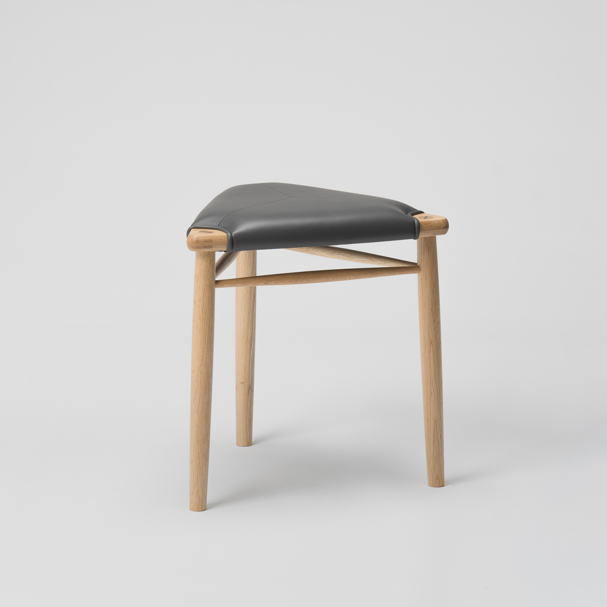 【木と暮らしの工房】H.O.スツール　＜樹種：ナラ／座面：本革（ダークグレー）＞