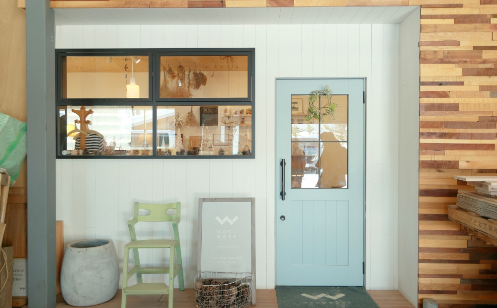 SORIDOME chair　樹種：ウォールナット　カラー：黒