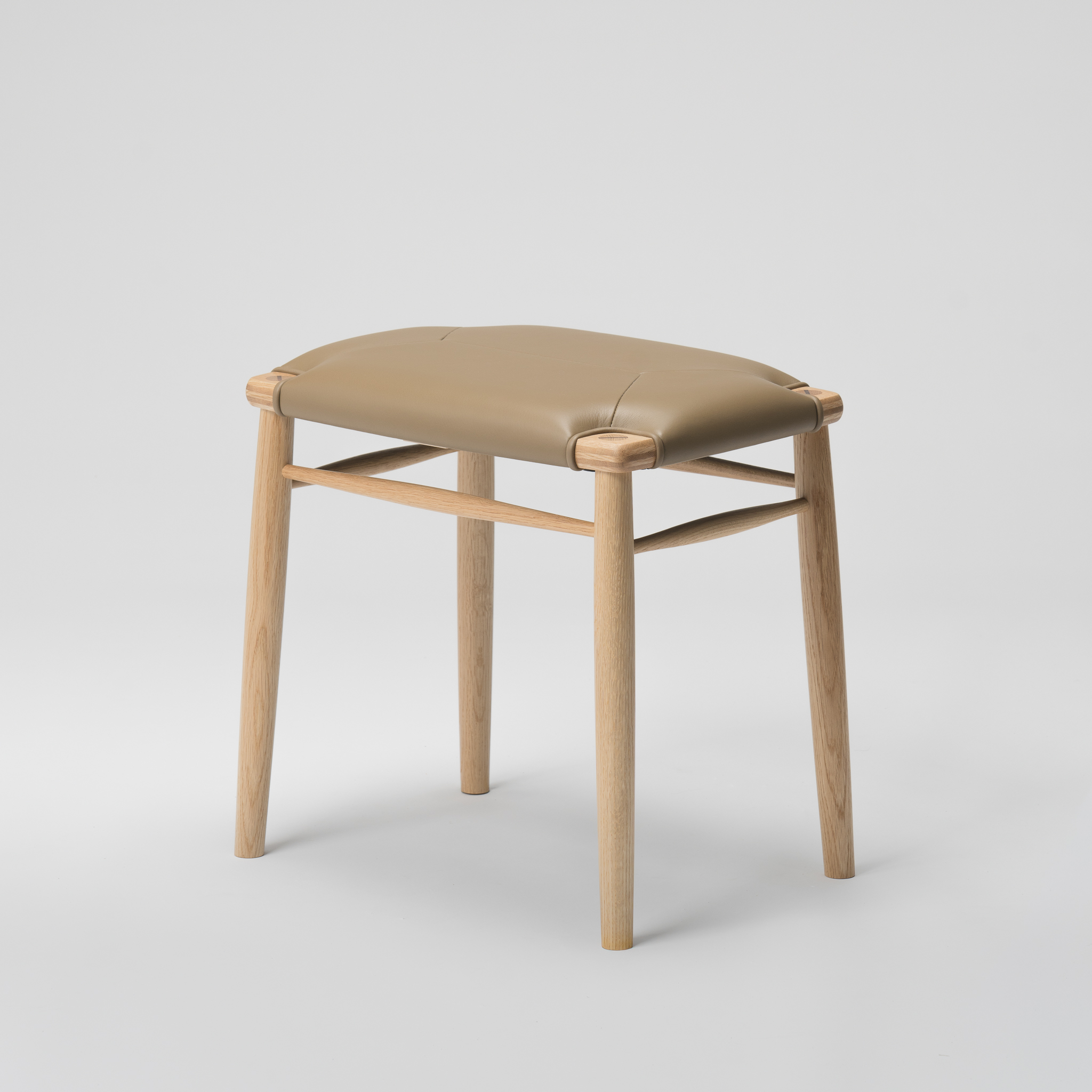 【木と暮らしの工房】 H.O.スツール　4-leg　＜樹種：ナラ／座面：本革（ブラウン）＞