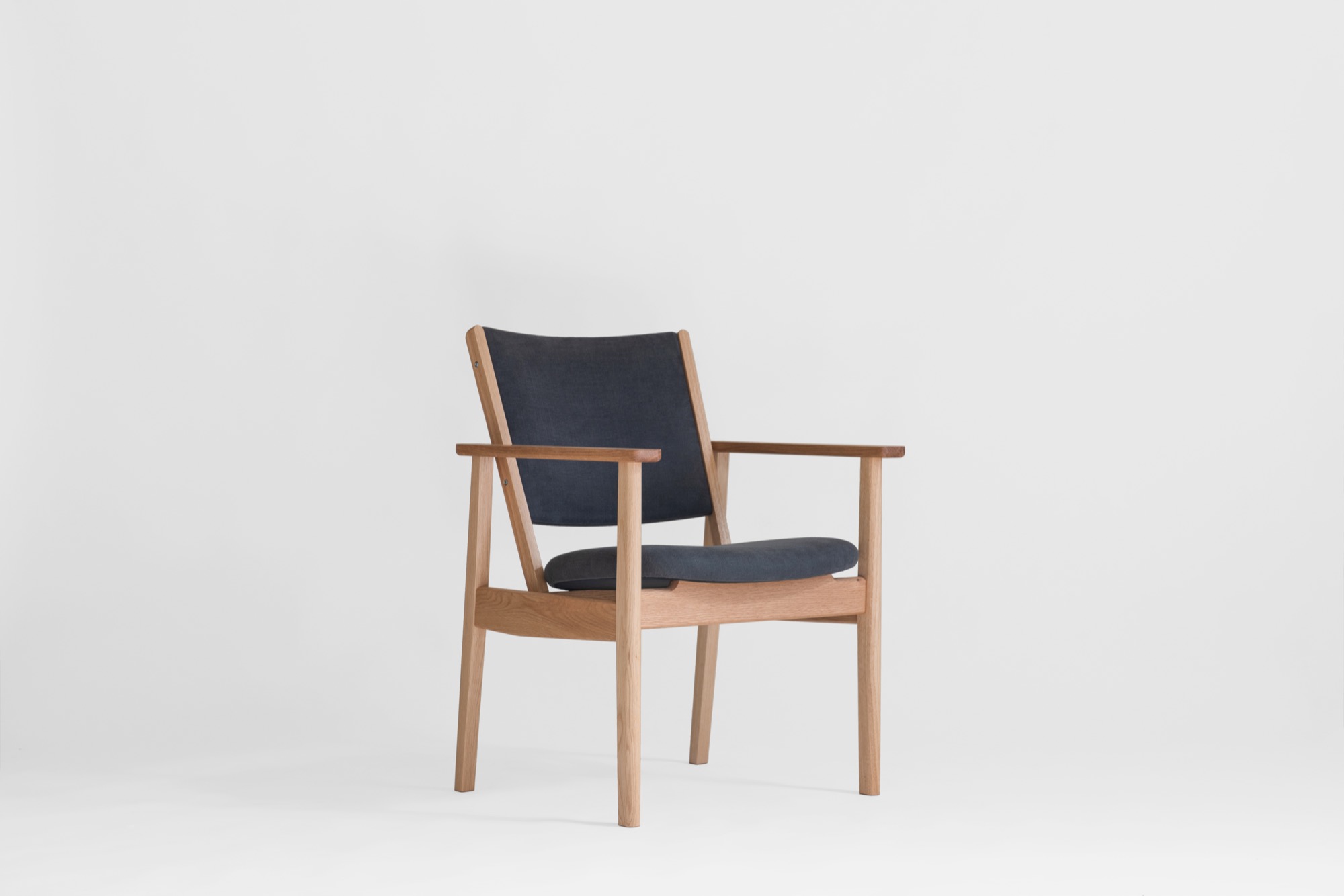 LIM Living Chair リムリビングチェア（ミズナラ）布座：チャコール