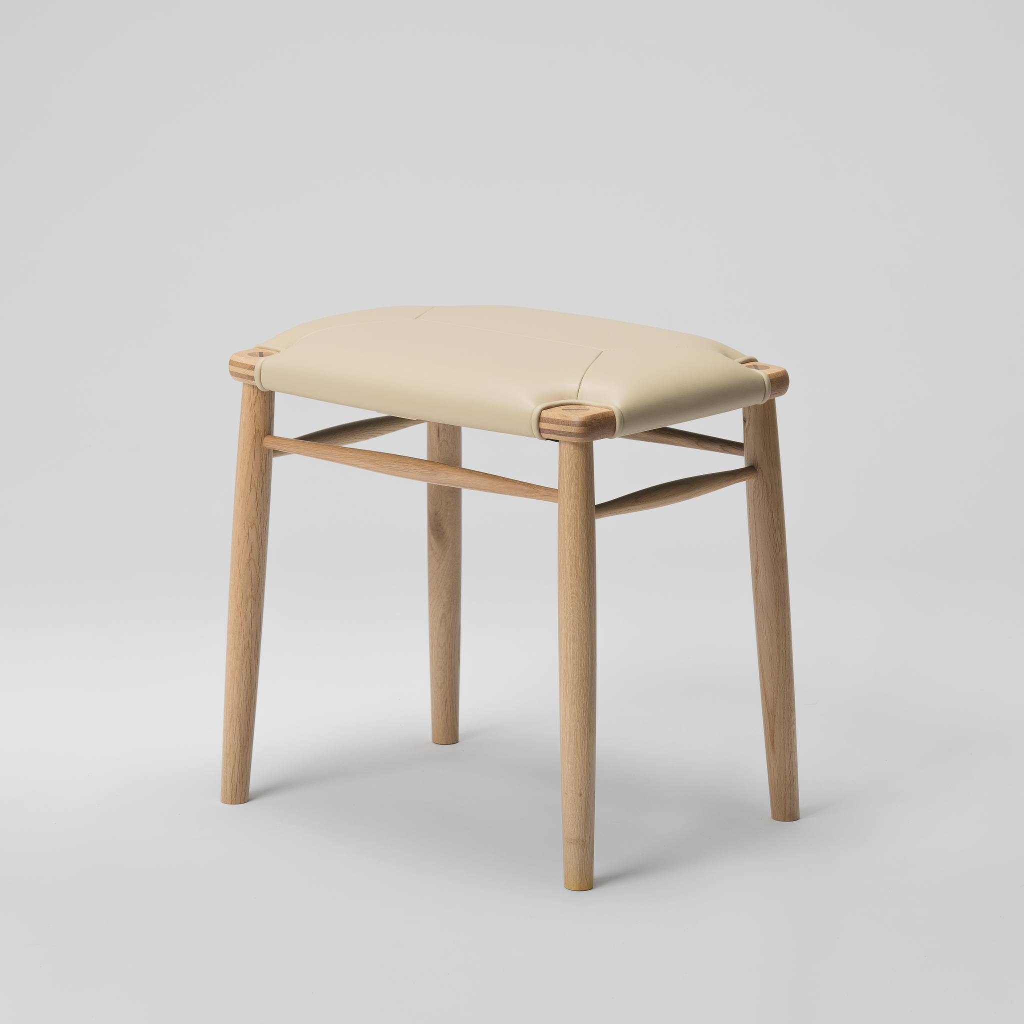 【木と暮らしの工房】 H.O.スツール　4-leg　＜樹種：ナラ／座面：本革（ベージュ）＞