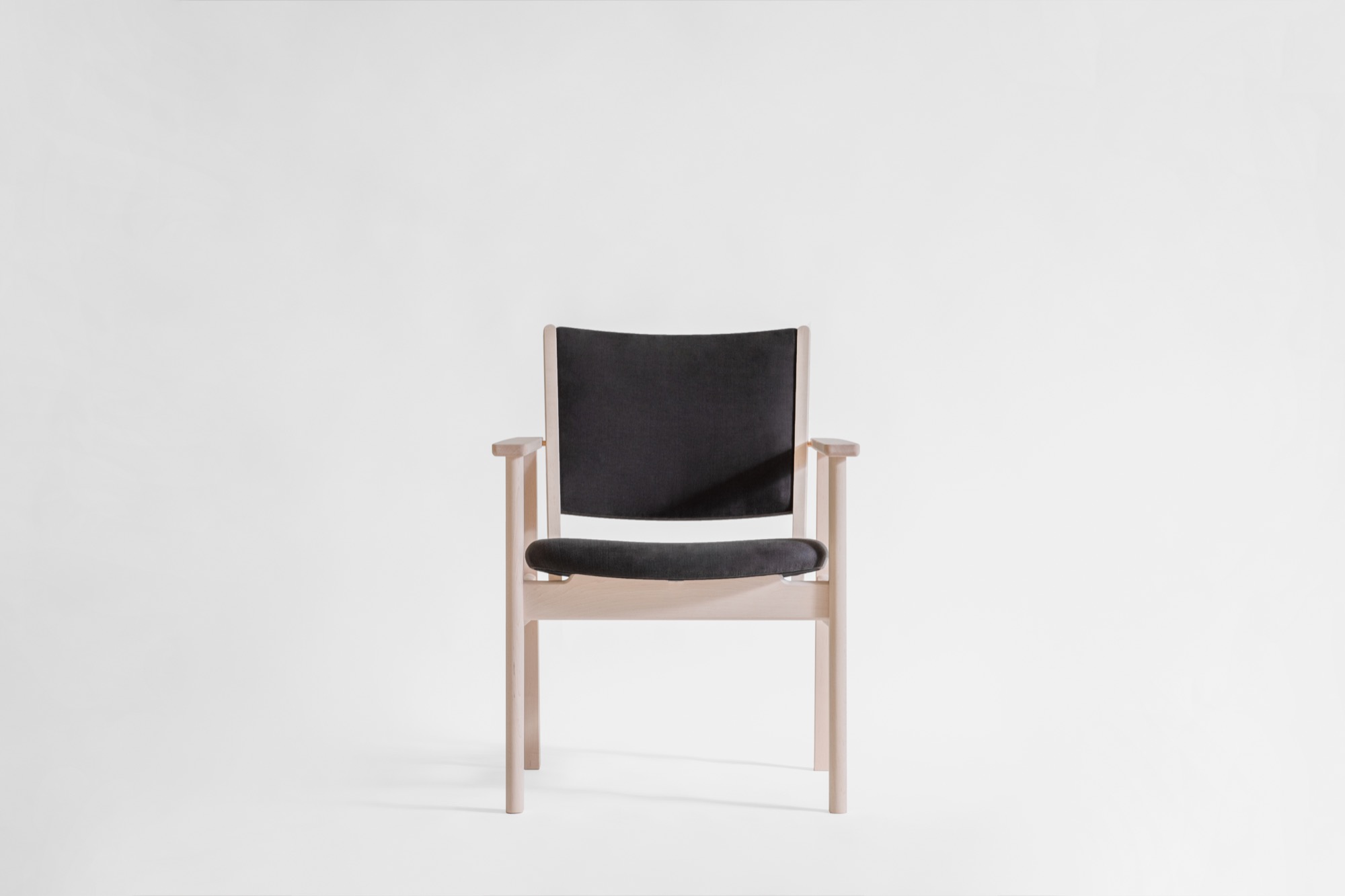 LIM Living Chair（イタヤカエデ）布座：チャコール【22038006】
