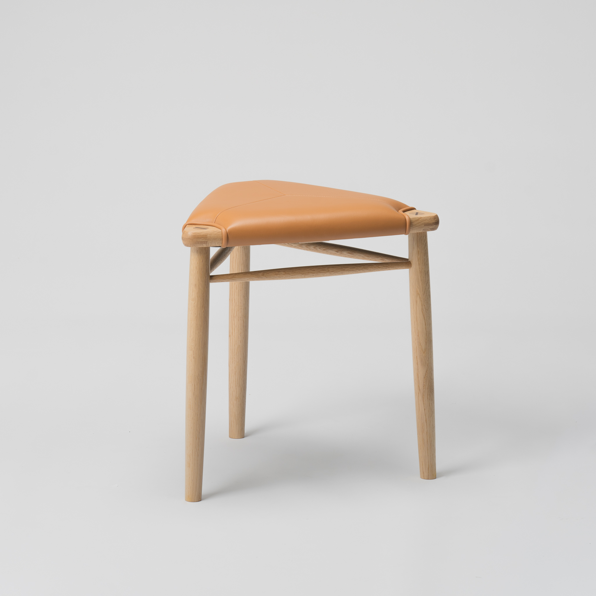 【木と暮らしの工房】H.O.スツール　＜樹種：ナラ／座面：本革（キャメル）＞
