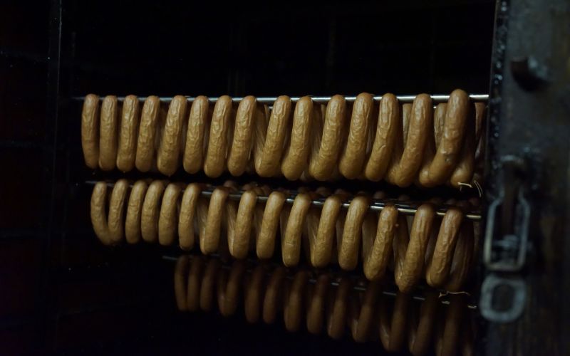 [073-01]定番ウインナーの定期便≪5本入り(約250g)6パック×3ヶ月≫ 歩人