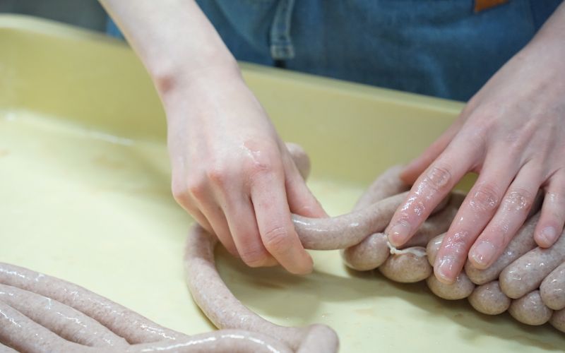 [063-05]定番ウインナーの定期便≪5本入り(約250g)2パック×6ヶ月≫  歩人