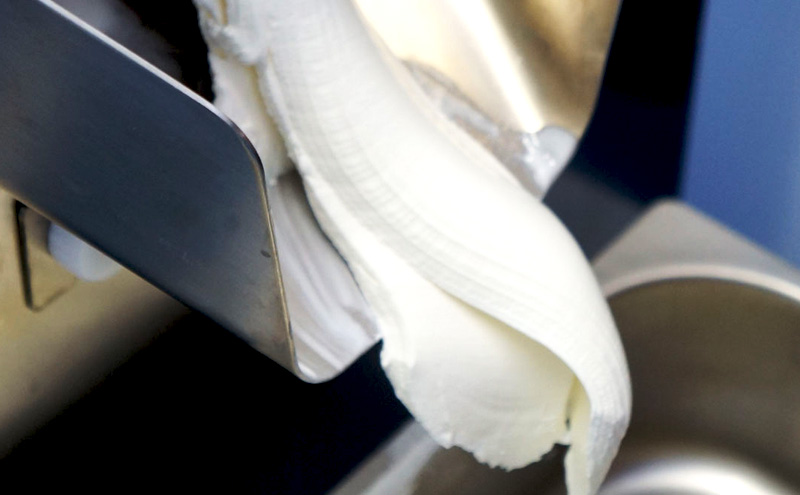 ≪6ヵ月定期便≫ 牧場直送ジャージーミルク24個BOX 北海道 上富良野町 アイス アイスクリーム ジェラート デザート ギフト 贈呈 贈り物 ミルク 生乳 牛乳 