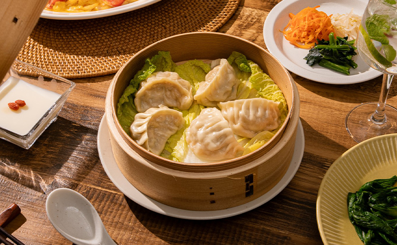 【かみふらのポーク 使用】 手包み ふらの餃子 8個入×2袋 小分け ジャンボ サイズ 中華 冷凍 即席 食品 簡単 加工品 調理不要 おかず 手作り ふらの 北海道 上富良野町 北の恵