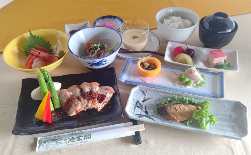 湯元凌雲閣【 1泊2食付 】 ペア 宿泊券 ホテル 旅館 旅行 旅行券 チケット 北海道 上富良野町 十勝岳