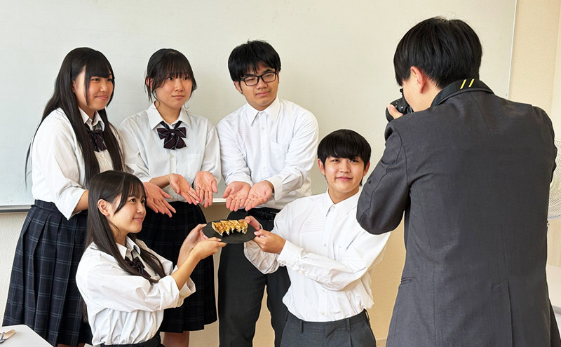 上富良野高校 コラボ開発「豚さがり餃子」 12個入り×2パック ( ご当地グルメ 餃子 中華 冷凍 食品 簡単 おかず 手作り 道産 上富良野町 北海道 )